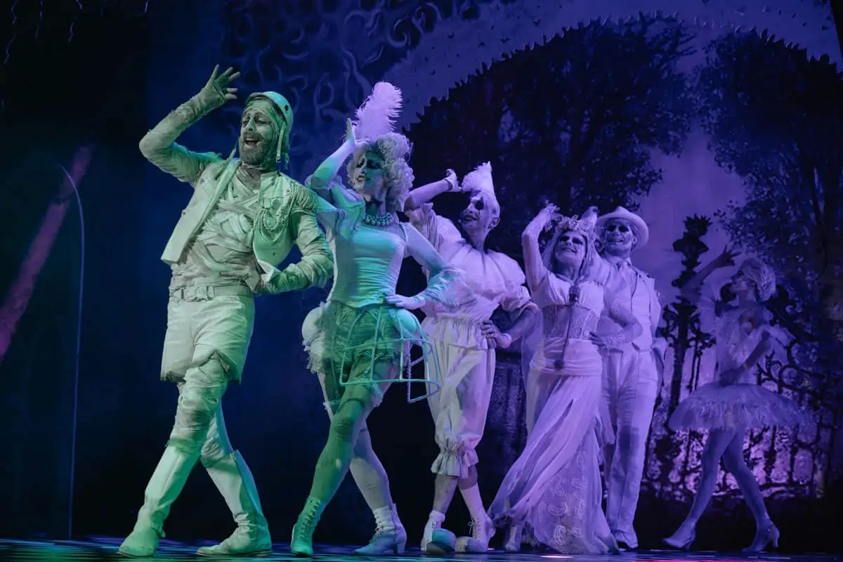 ”Familia Addams”: cea mai luminoasă familie întunecată la Excelsior 1 Familia Addams foto: Vlad Catană pentru Teatrul Excelsior