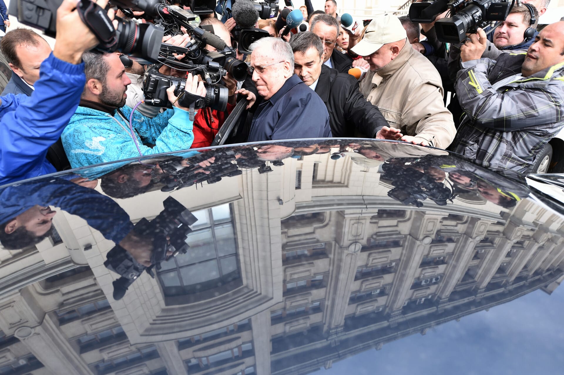 Iliescu: criminal bonom, comunist reformator, capitalist sceptic 1 Ion Iliescu la Parchetul General. Lui Iliescu i se adusese la cunoștință că are calitatea de suspect, acuzat de infracțiuni împotriva umanității în dosarul Mineriadei din 1991/ miercuri, 21 octombrie 2015. Sursa foto: Inquam Photo, Florin Cornel