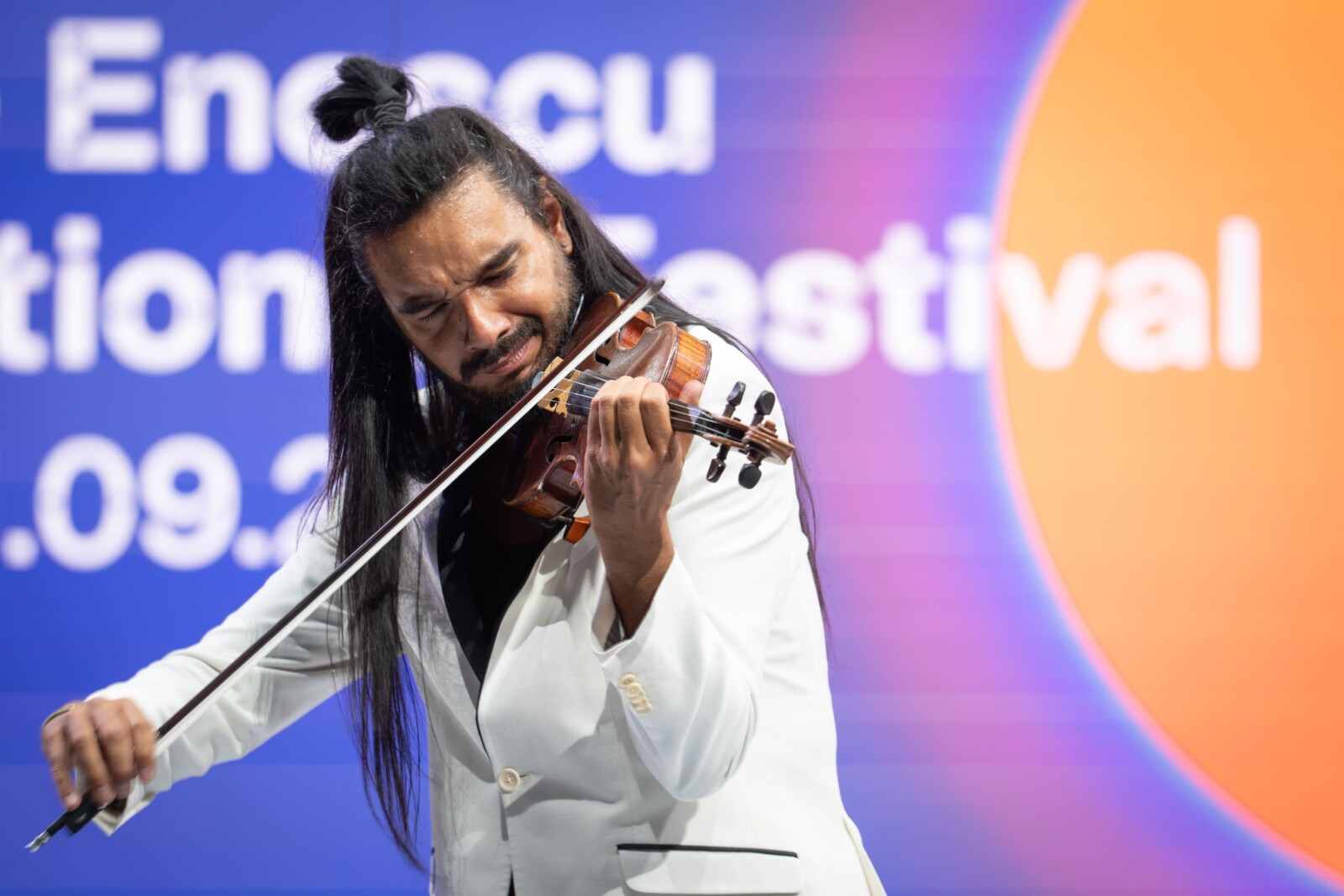 Nemanja Radulovic pe scena Feswtivalului Enescu 2025. foto Alex Damian