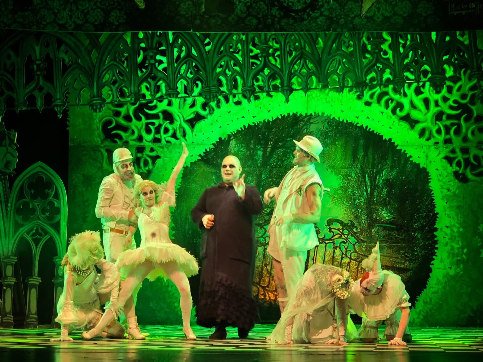 ”Familia Addams”: cea mai luminoasă familie întunecată la Excelsior 3 WhatsApp Image 2026 04 09 at 16.44.47