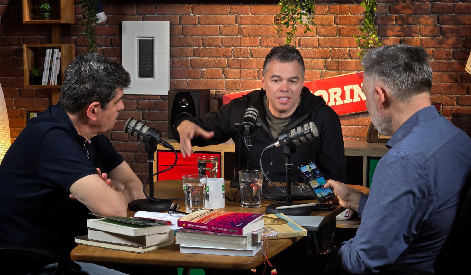 Felix Aftene: anatomia unei lumi imaginare. Un dialog despre îngeri și mitologii personale 11 Felix Aftene, Radu Paraschivescu și Cătălin Striblea