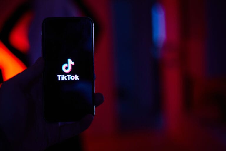 Victor Ilie, despre iluziile internetului / Foto: Shutterstock